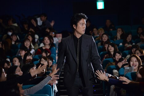 客席から三浦誠己を探す桐谷健太。