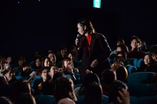 客席から川谷修士を探す菅田将暉。