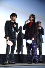 左から川谷修士、菅田将暉。