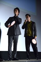 左から桐谷健太、三浦誠己。