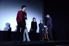 肩をぶつけた健太郎に「なんやきさん、コラァ！」とすごむ山田裕貴（右）。