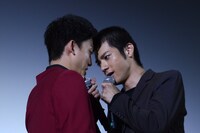 睨み合う健太郎（左）と山田裕貴（右）。