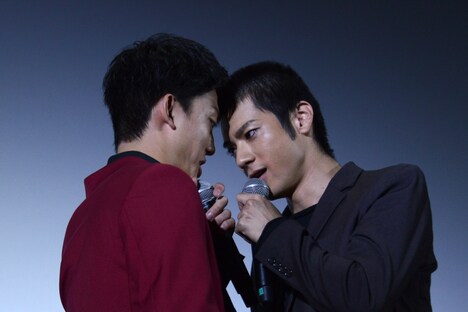 睨み合う健太郎（左）と山田裕貴（右）。