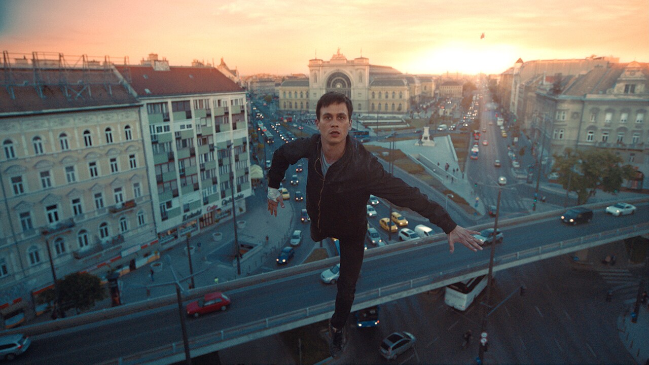 浮遊能力を持つ少年が医師と命懸けの逃亡「ジュピターズ・ムーン」予告編