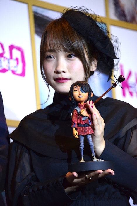 川栄李奈と撮影で実際に使用されたクボの人形。