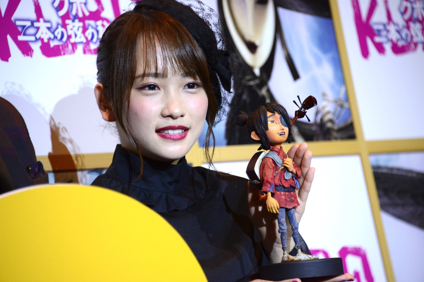 川栄李奈と撮影で実際に使用されたクボの人形。