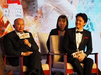 前列左からジョン・ウー、福山雅治。