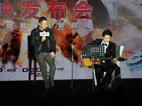 左からチャン・ハンユー、ギターを演奏する福山雅治。