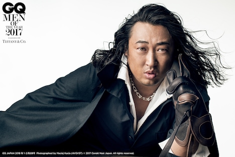 「GQ MEN OF THE YEAR 2017」ロバート秋山のビジュアル。