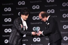 「GQ JAPAN」の鈴木正文編集長からトロフィーを受け取る稲垣吾郎（左）。