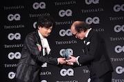 「GQ JAPAN」の鈴木正文編集長からトロフィーを受け取る稲垣吾郎(左)。