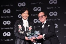 「GQ JAPAN」の鈴木正文編集長からトロフィーを受け取った稲垣吾郎（左）。