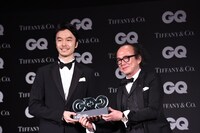 左から長谷川博己、鈴木正文。