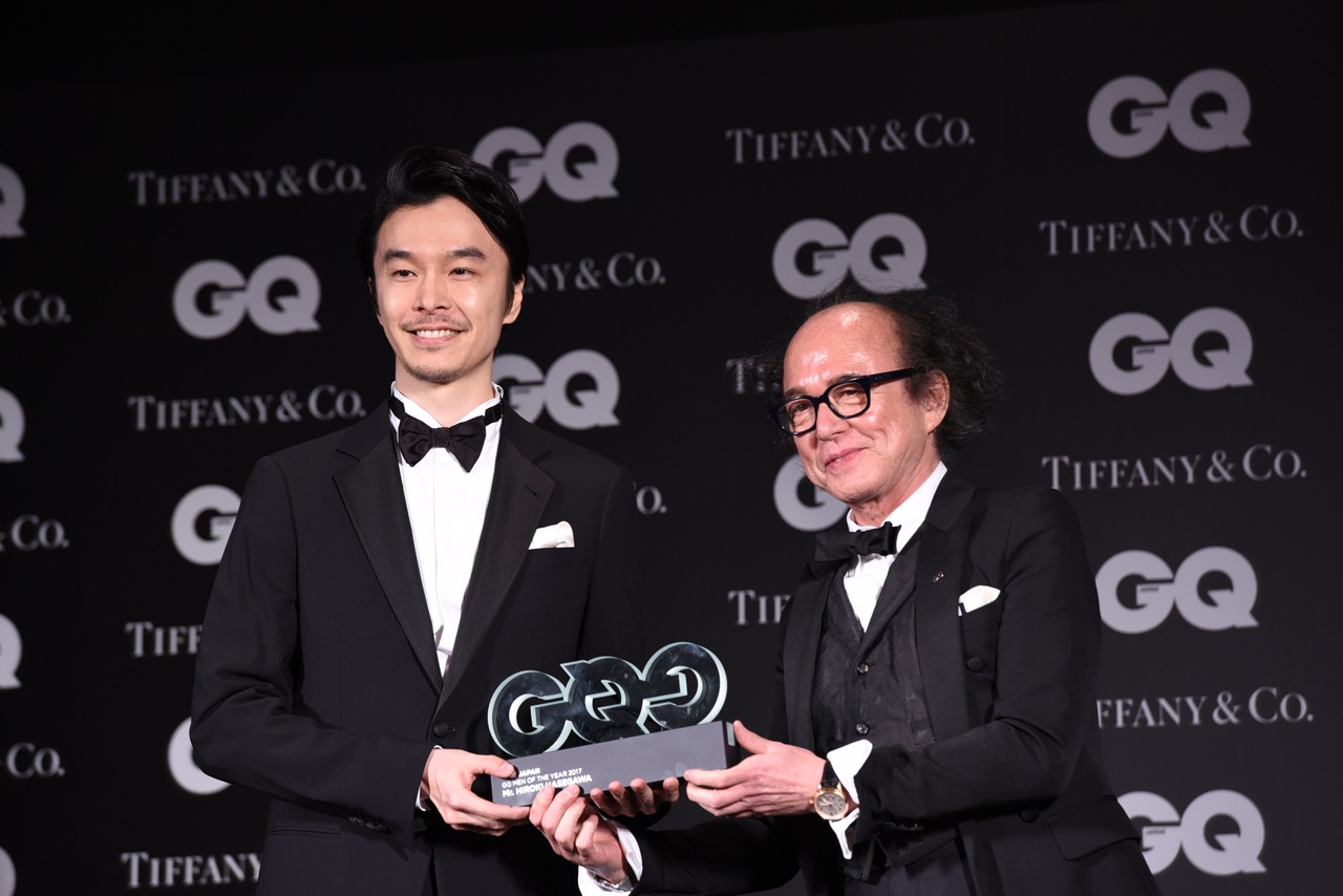 「GQ JAPAN」の鈴木正文編集長からトロフィーを受け取った長谷川博己（左）。