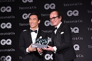 「GQ JAPAN」の鈴木正文編集長からトロフィーを受け取った佐藤琢磨(左)。