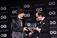 「GQ JAPAN」の鈴木正文編集長からトロフィーを受け取る野田洋次郎（左 / RADWIMPS、illion）。