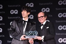 「GQ JAPAN」の鈴木正文編集長からトロフィーを受け取った野田洋次郎（左 / RADWIMPS、illion）。