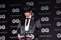 トロフィーを見る野田洋次郎（RADWIMPS、illion）。