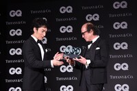 「GQ JAPAN」の鈴木正文編集長からトロフィーを受け取る草なぎ剛（左）。