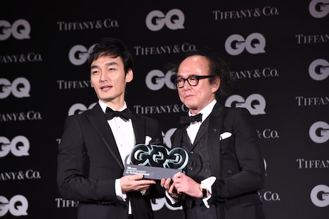 左から草なぎ剛、鈴木正文。