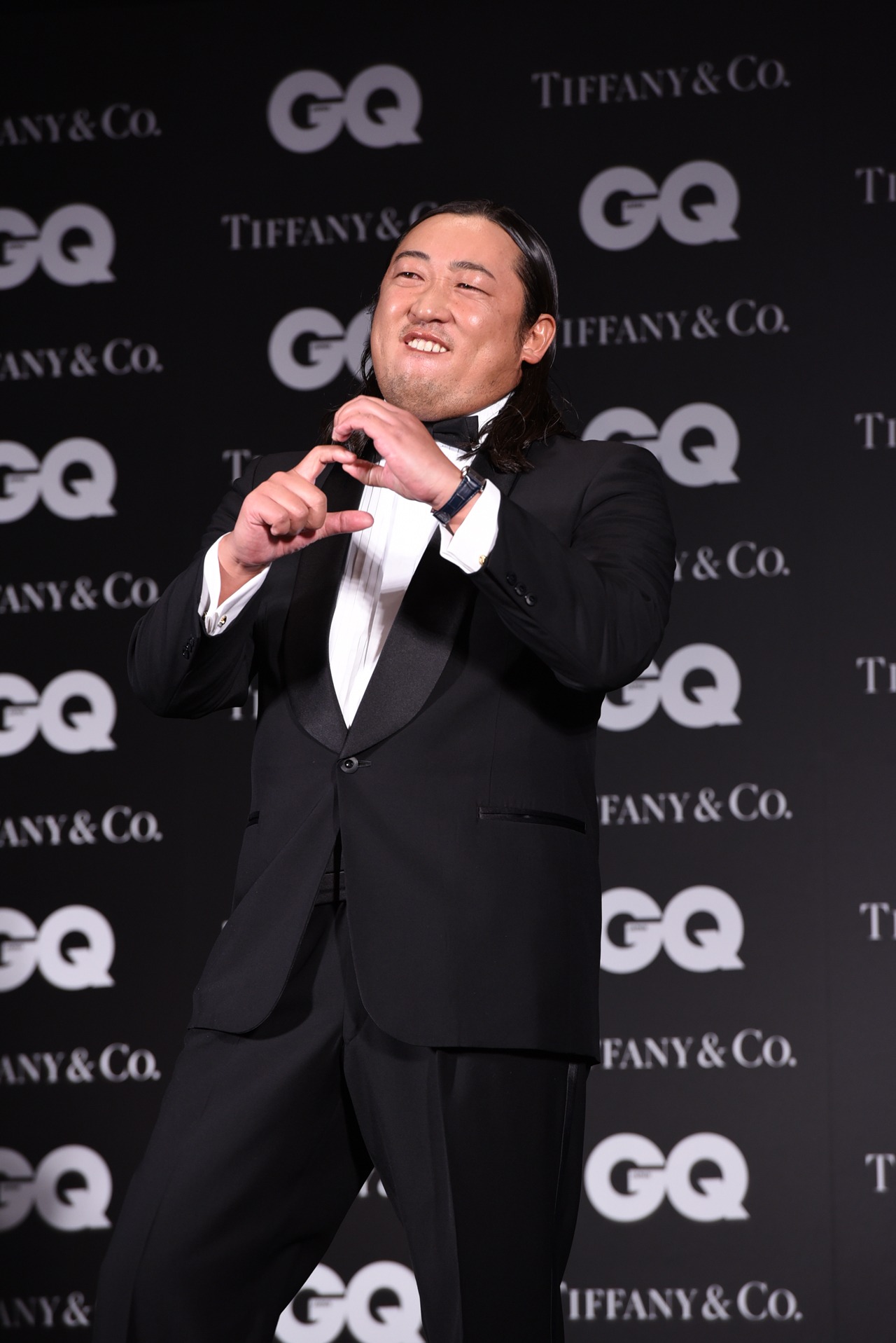 「GQ」の「G」を表現する秋山竜次（ロバート）。