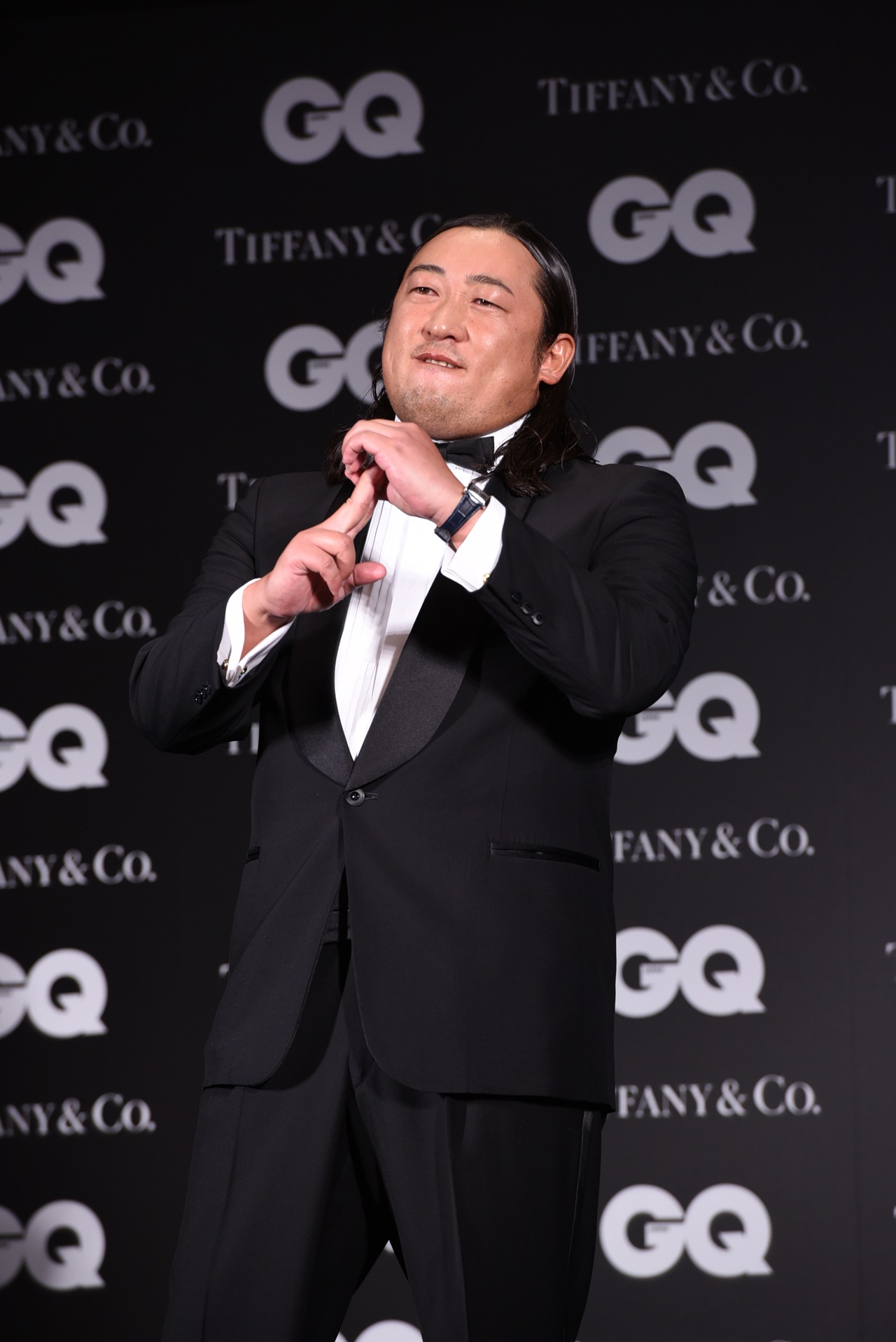 「GQ」の「Q」を表現する秋山竜次（ロバート）。