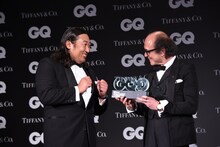 「GQ JAPAN」の鈴木正文編集長からトロフィーを受け取るロバート秋山。