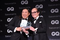 「GQ JAPAN」の鈴木正文編集長からトロフィーを受け取った秋山竜次（左 / ロバート）。