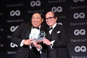 「GQ JAPAN」の鈴木正文編集長からトロフィーを受け取った秋山竜次(左 / ロバート)。