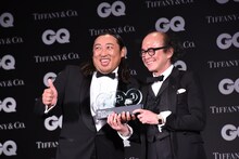 「GQ JAPAN」の鈴木正文編集長からトロフィーを受け取ったロバート秋山。