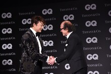 「GQ JAPAN」の鈴木正文編集長と握手を交わす香取慎吾（左）。