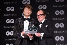 「GQ JAPAN」の鈴木正文編集長からトロフィーを受け取った香取慎吾（左）。