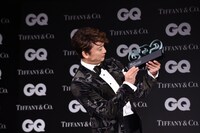 トロフィーを横から見る香取慎吾。