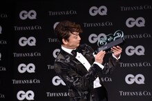 トロフィーを横から見る香取慎吾。