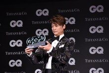 トロフィーをじっくり見る香取慎吾。