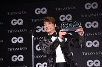 トロフィーを掲げる香取慎吾。