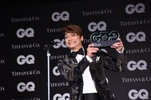 トロフィーを掲げる香取慎吾。