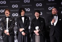 左から香取慎吾、斎藤工、佐藤天彦、秋山竜次（ロバート）。