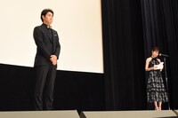 左から大泉洋、前田敦子。