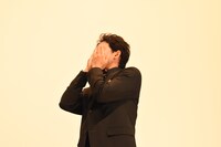 受賞を喜ぶ大泉洋。