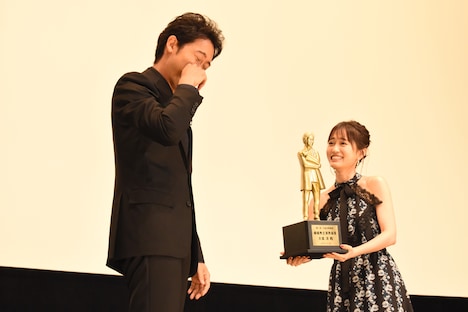 左から大泉洋、前田敦子。