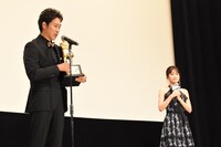 左から大泉洋、前田敦子。