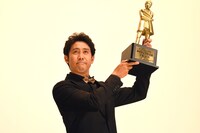 トロフィーを掲げる大泉洋。