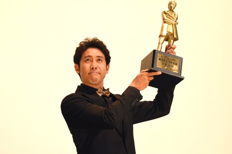 トロフィーを掲げる大泉洋。