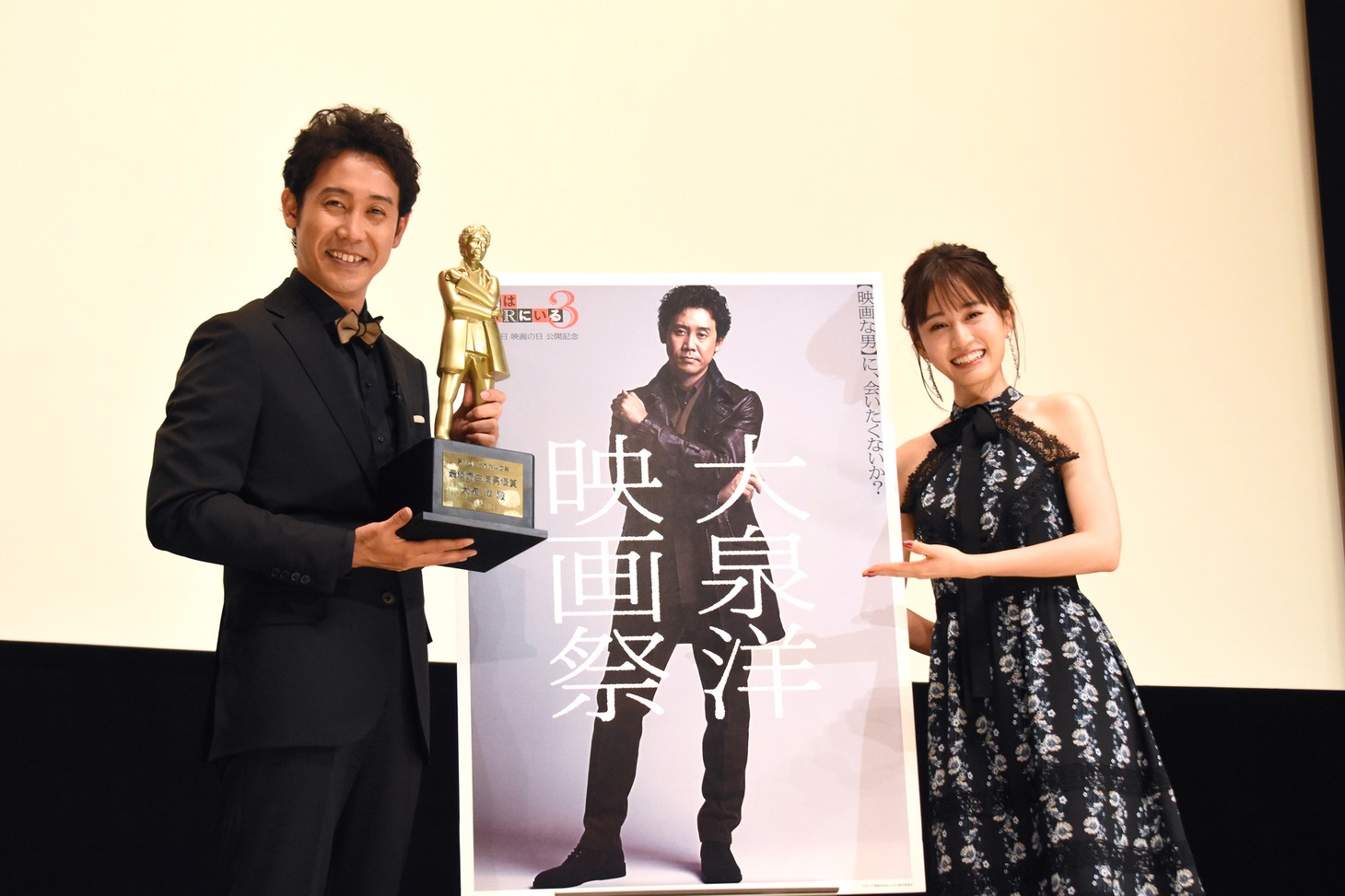 「大泉洋映画祭」舞台挨拶の様子。左から大泉洋、前田敦子。