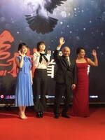 レッドカーペットに登場した「マンハント」のキャスト、スタッフ。