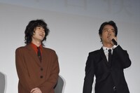 「火花」初日舞台挨拶の様子。