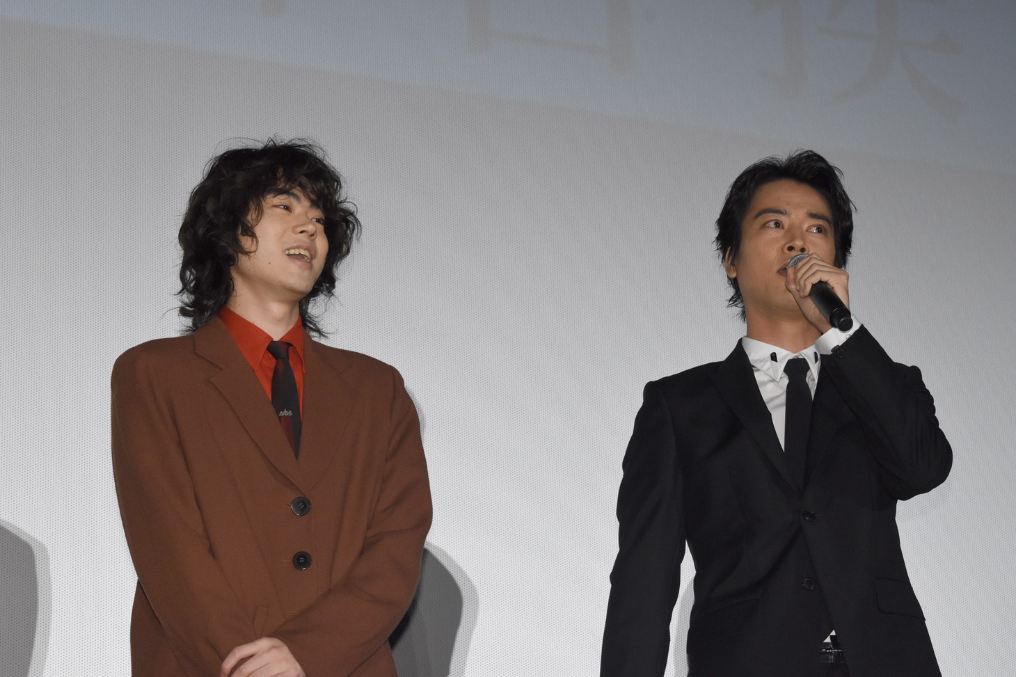 左から菅田将暉、桐谷健太。