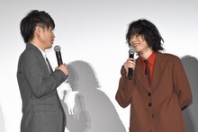 左から2丁拳銃・修士、菅田将暉。