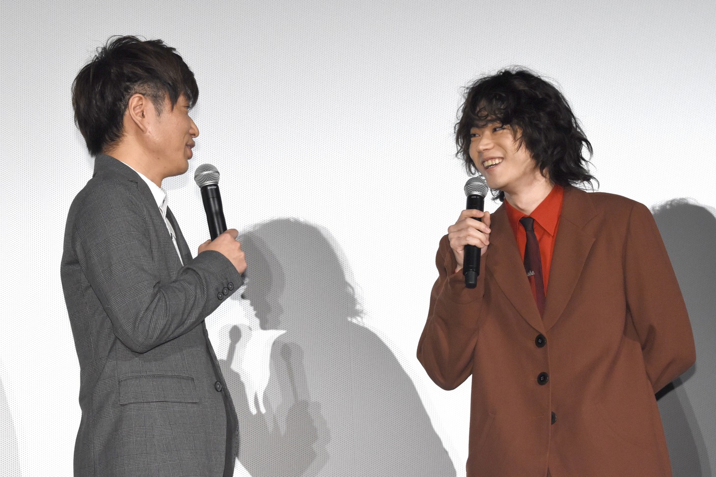 左から2丁拳銃・修士、菅田将暉。